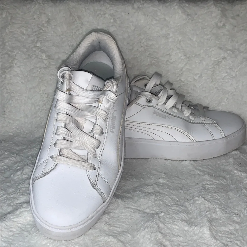 Like New PUMA White Sneakers - Picture 1 of 8